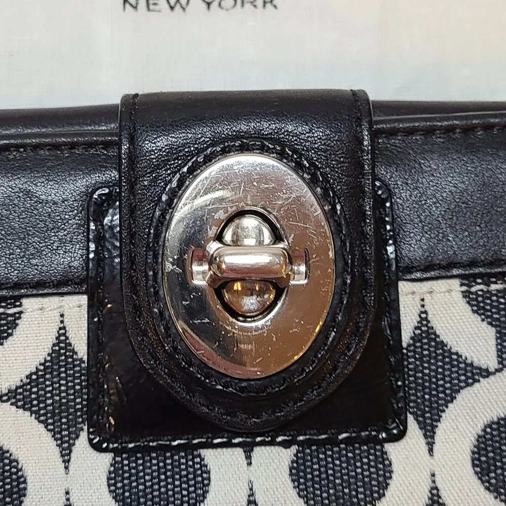 Coach Turnlock Black and White Women's Wallet EUC